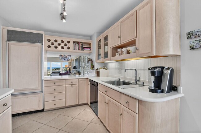 Building Photo - 1021 Hillsboro Mile