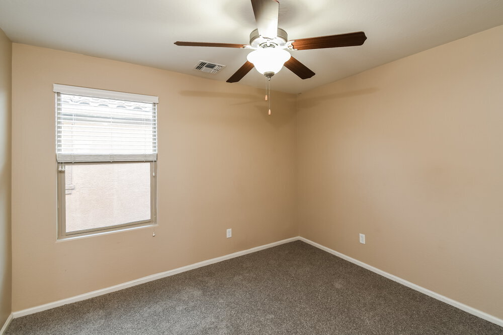 Building Photo - 923 S Pheasant Dr