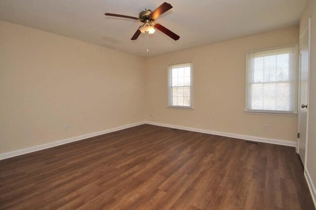 Building Photo - 1410 Country Club Ct