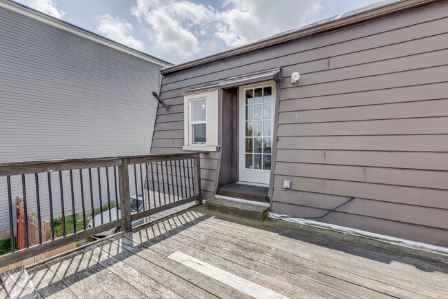 Building Photo - 2319 Berg St