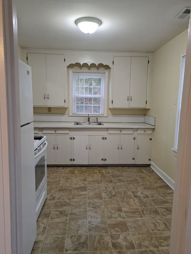 Building Photo - Great 2 Bedroom Home For Rent Near The Library!