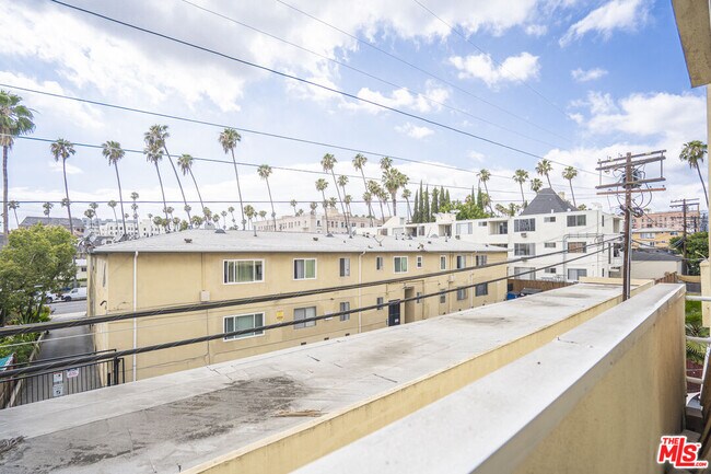 Building Photo - 425 S Kenmore Ave