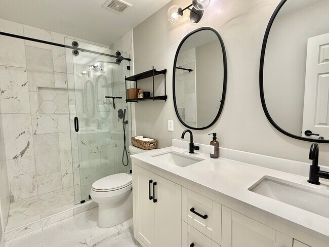 Building Photo - 2414 Thorntree Dr
