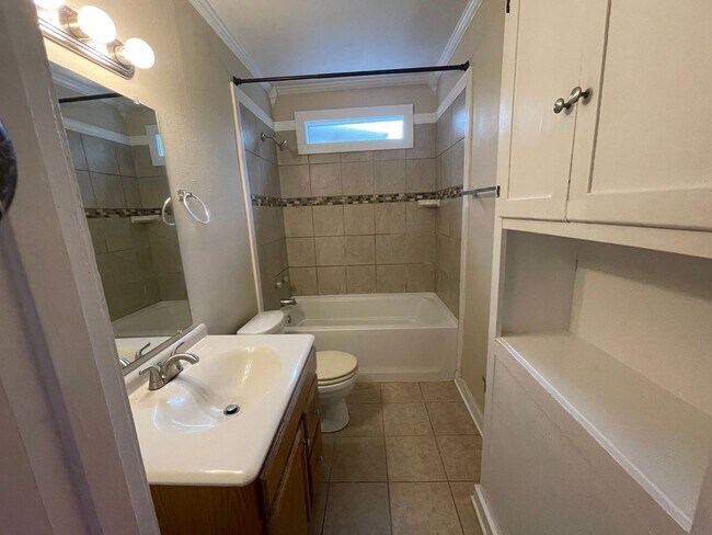 Building Photo - 833 Evangeline Pl