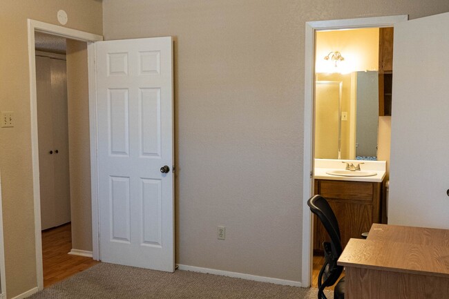 Building Photo - Waco Casablanca Condo!