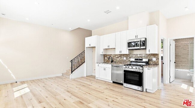 Building Photo - 16698 Moorpark St