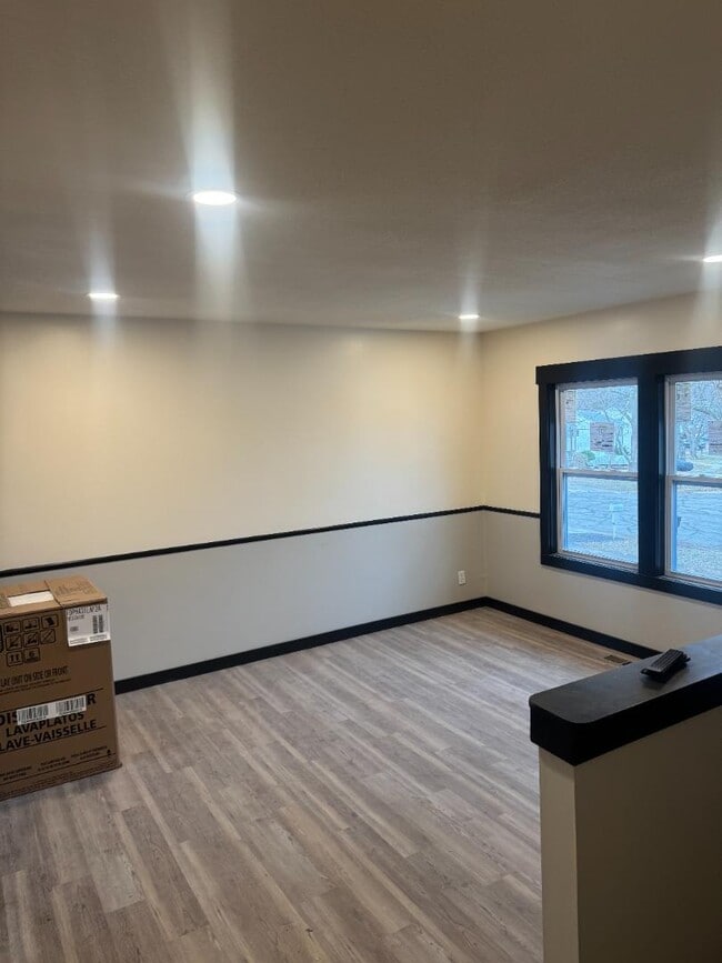 Building Photo - 3140 SW Crest Dr