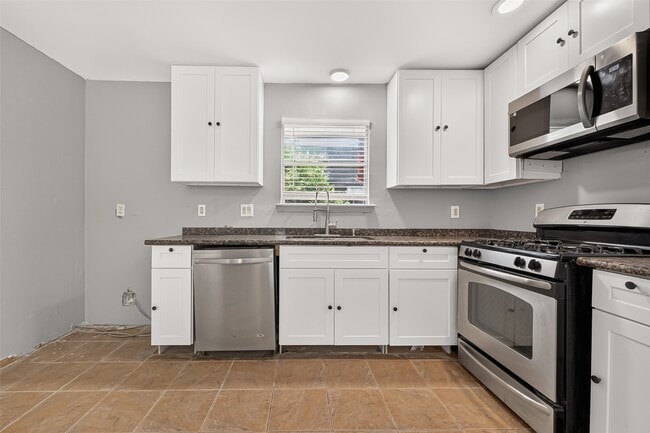 Building Photo - 10814 Parkland Woods Dr