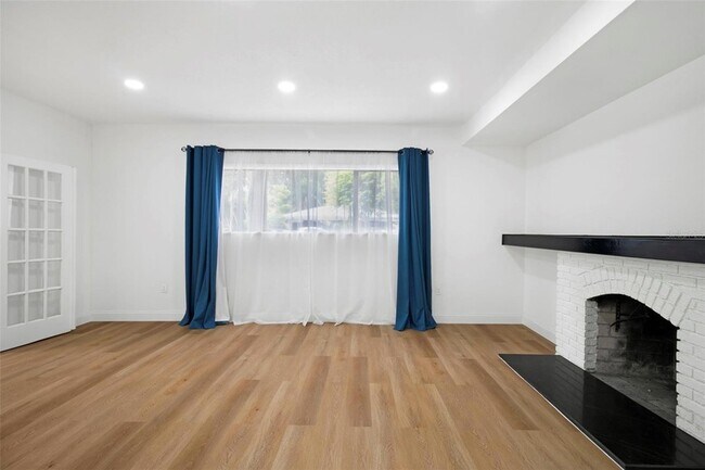 Building Photo - 1024 E Crenshaw St