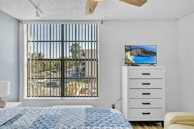 Building Photo - 17 Royal Palm Way