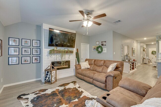 Building Photo - 125 Coyote Trl