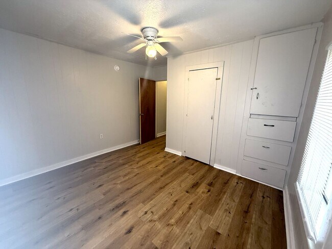 Building Photo - Cozy 2-Bed, 1-Bath Home with a large backyard!!