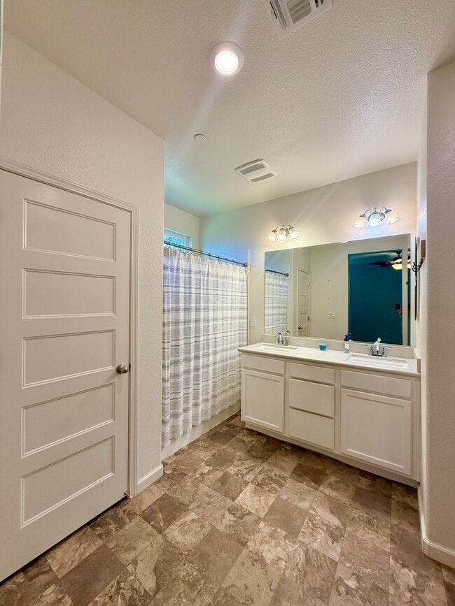 Building Photo - 3 bedroom home in Hollister