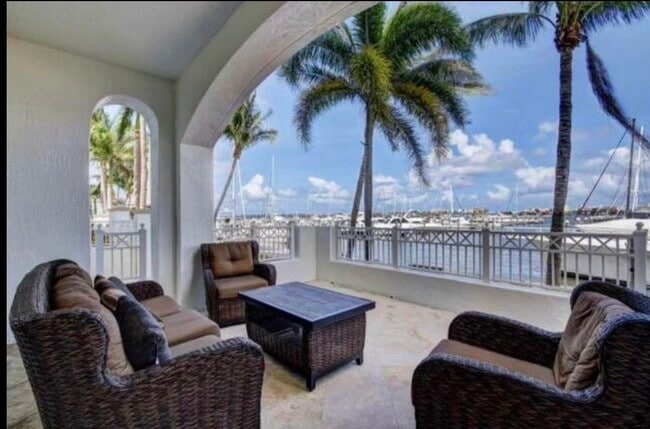 Building Photo - 802 W Windward Way