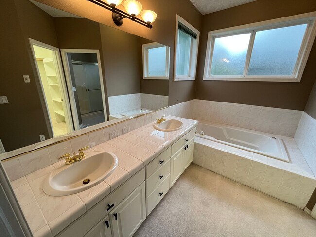 Building Photo - Clackamas Ranch 3 bedroom 2 bathroom - W/D...