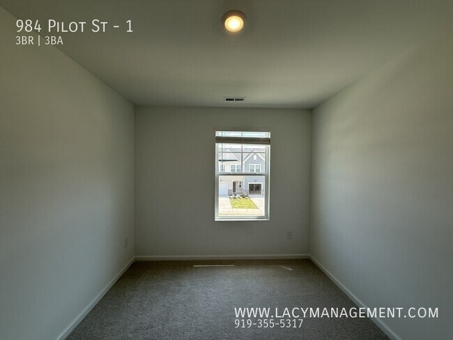Building Photo - 984 Pilot St