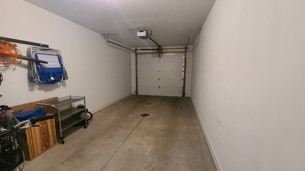Private Garage - 607 Randolph St