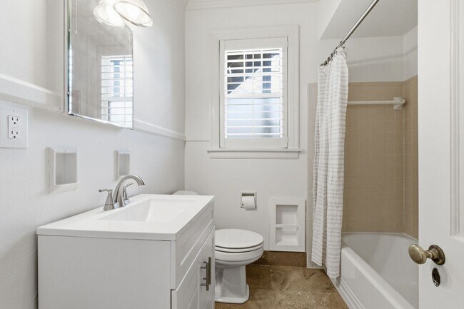 Building Photo - 1 Month's Free Rent - 5 Bedroom Home Between 12 South and Oak Hill