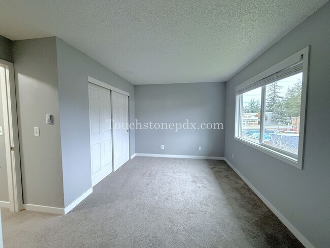 Building Photo - Newly Renovated 2-bedroom Apartment in Skylark Apartments