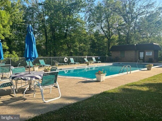 Building Photo - 22 Hermitage Dr