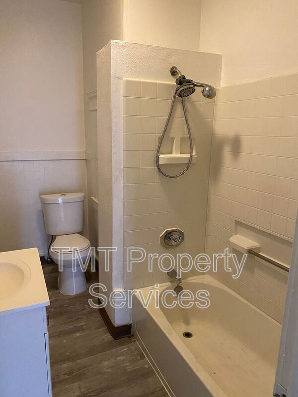 Building Photo - 202-208 W Oak Street