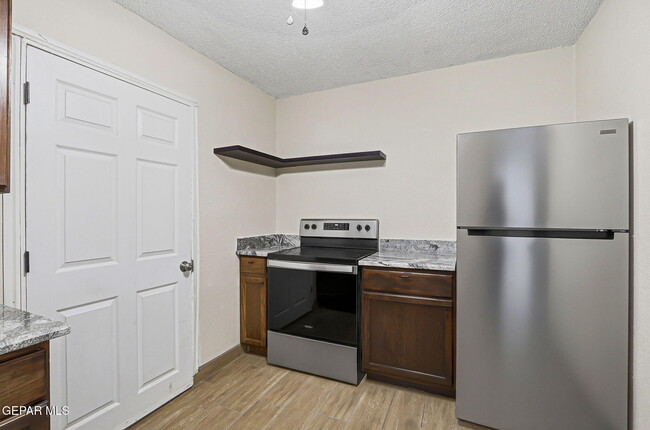 Building Photo - 2624 Lake Victoria Dr