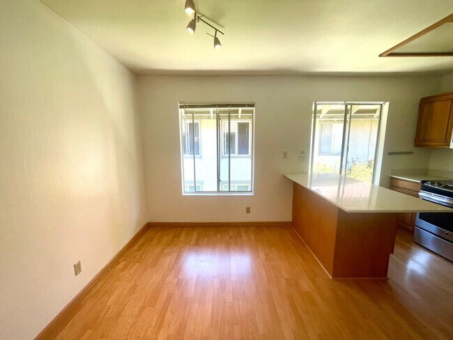 Building Photo - 1 Bedroom Condo Near Downtown WC