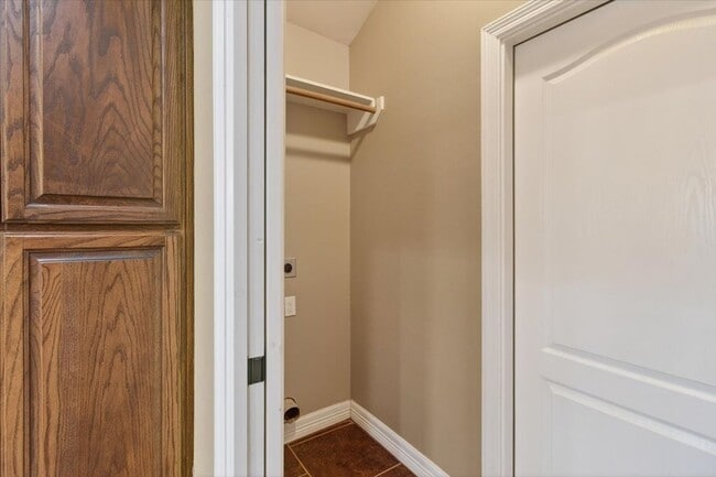 Building Photo - 6905 Anastasia Dr