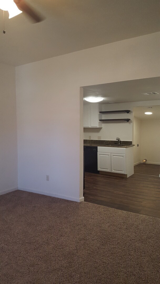 Building Photo - 908 E Main St