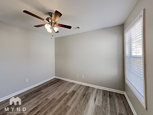 Building Photo - 1557 Silver Ridge Dr SW