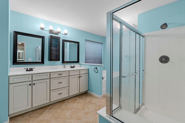 Building Photo - Stunning Former Display Home on a Quiet Cu...