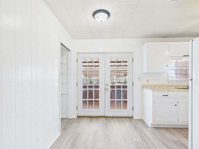 Building Photo - 100 NW Hills Dr