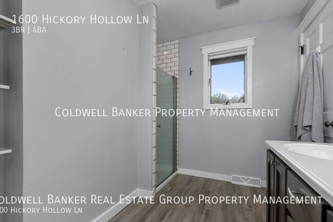 Building Photo - 1600 Hickory Hollow, Menasha