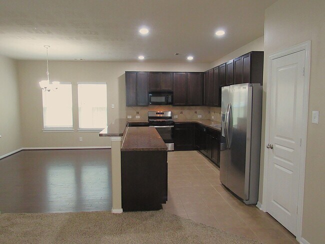 Building Photo - Spacious, modern and close to everything