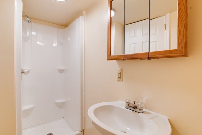 Building Photo - Charming End-Unit Townhome