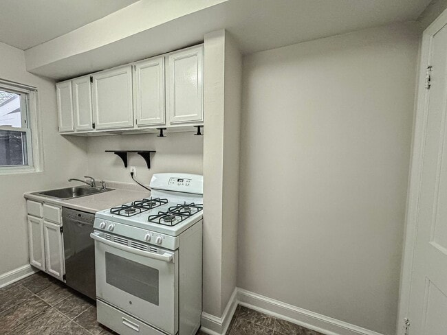 Building Photo - Beautiful 3 Bed 1 Bath End Row Brick Townhouse With Fenced In Yard In River Terrace