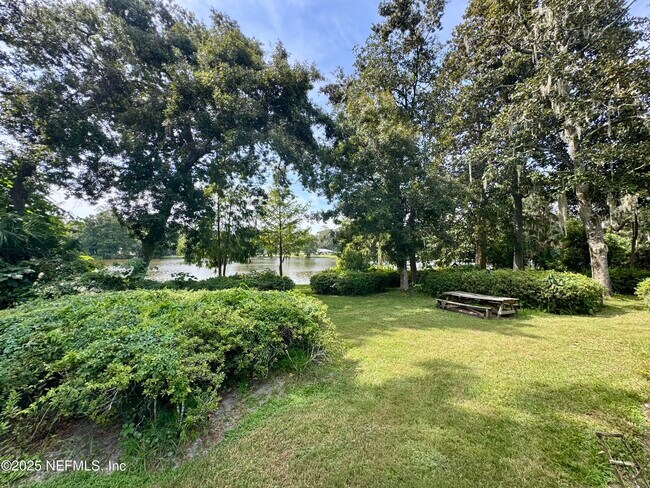 Building Photo - 1692 E Holly Oaks Lake Rd