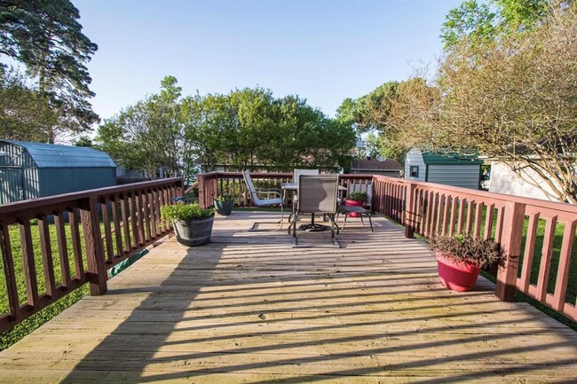 Building Photo - 883 Commodore Dr