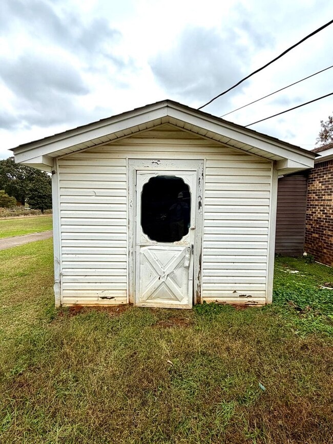 Building Photo - Duplex in Athens! Near Tanner High School.