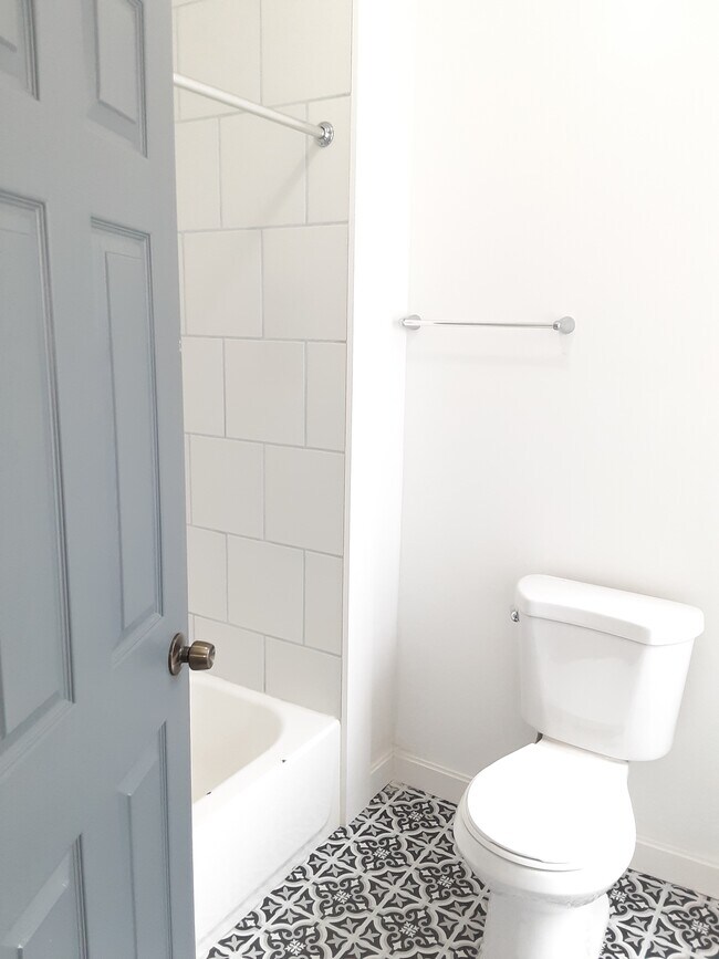 Building Photo - 1212 W Erie Ave