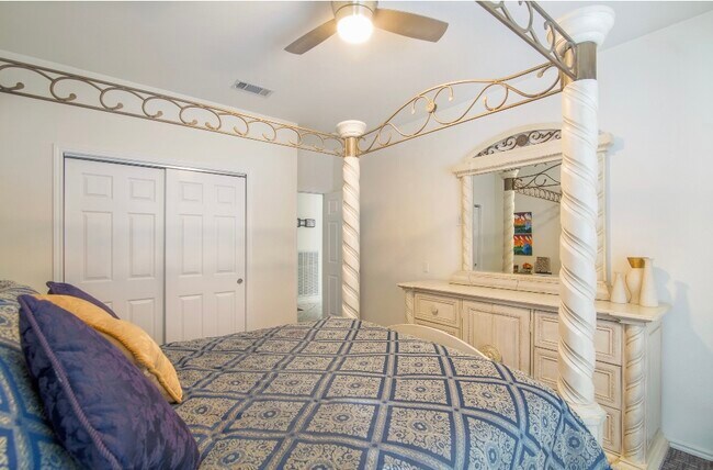 DOWNSTAIRS BEDROOM WITH QUEEN BED - 14935 Turret Run