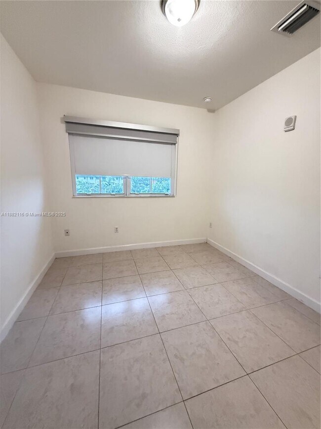 Building Photo - 290 NW 109th Ave