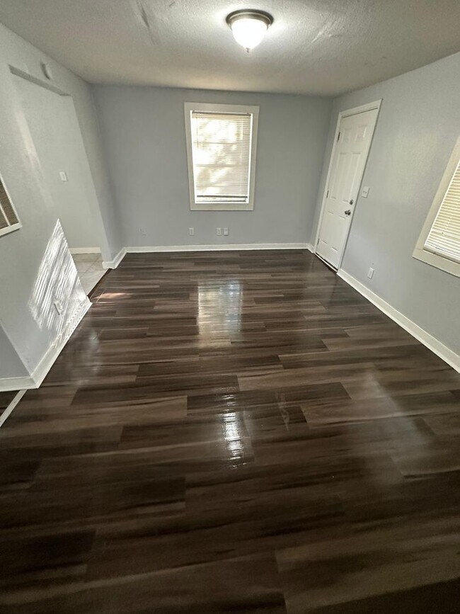 Building Photo - Fully Renovated 2/1 Single Family Available Now!