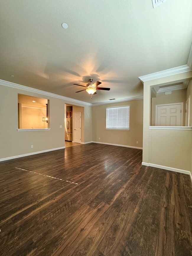 Building Photo - Luxury Townhouse in Vista Ridge Subdivision!