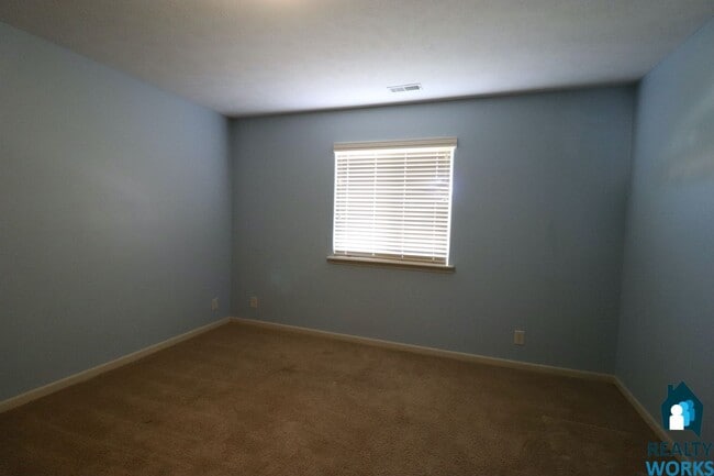 Building Photo - Great Sized 3 bed Townhome!