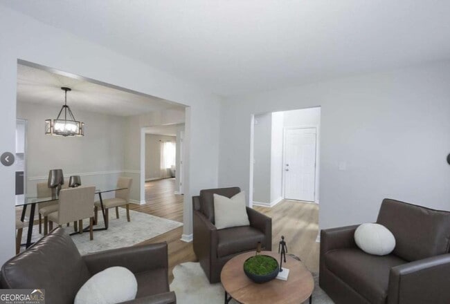 Building Photo - 833 Oakview Trce