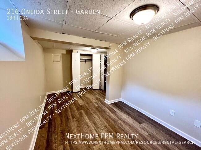 Building Photo - 216 Oneida St