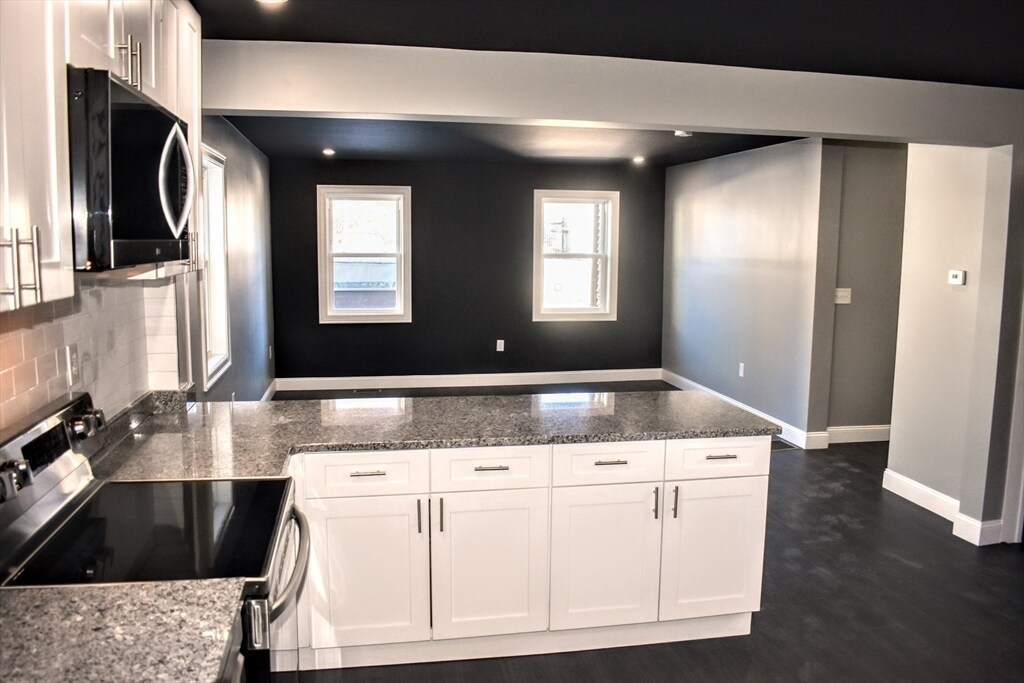 Building Photo - 2 Sunnyside St