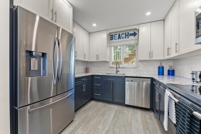 Building Photo - 1203 Hillsboro Mile