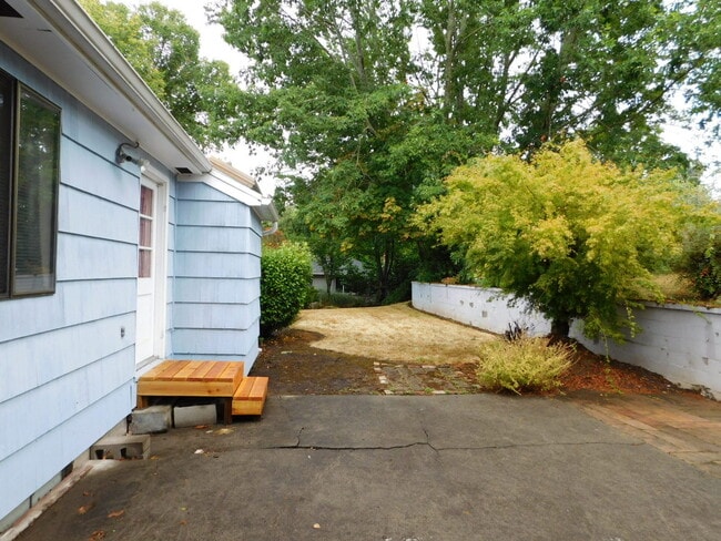 Building Photo - 4Bd/1.5Ba Two Story Home - Available to View!